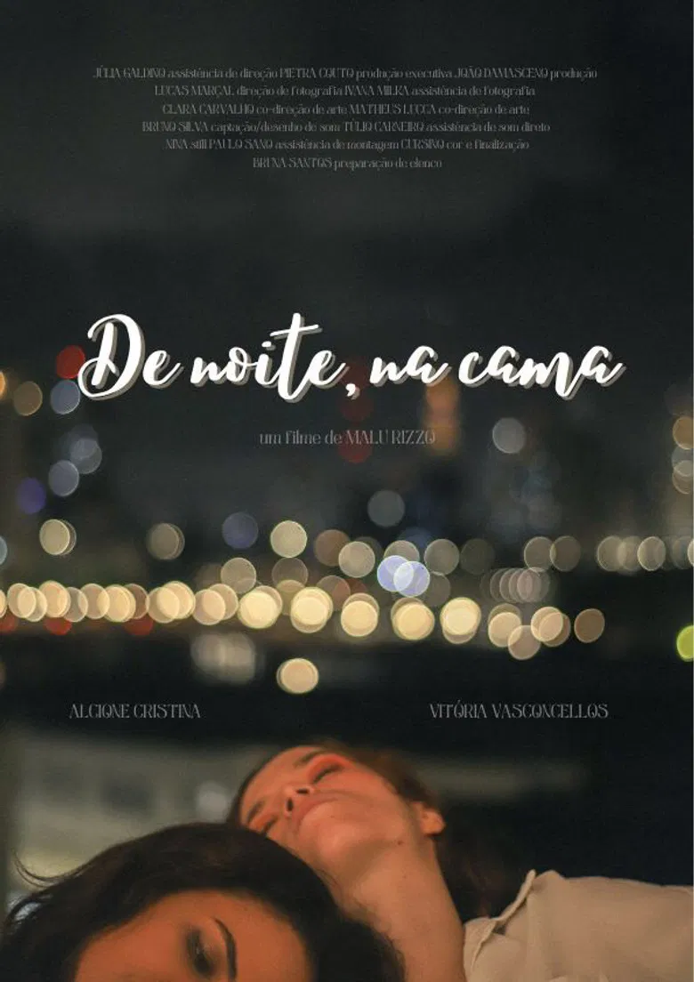 De noite, na cama poster background