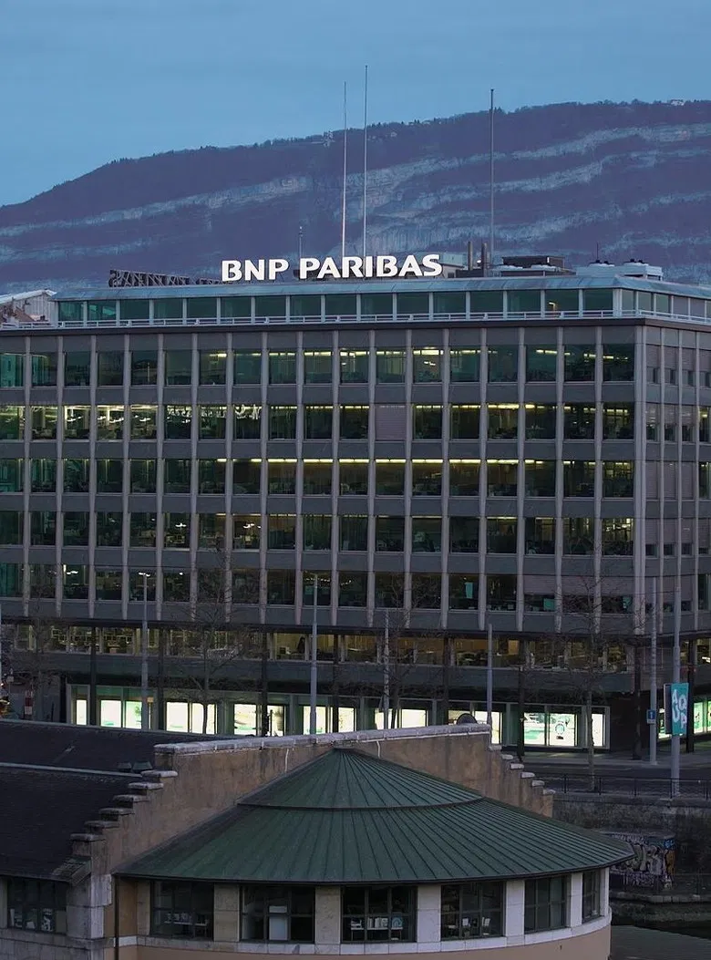 BNP Paribas, dans les eaux troubles de la plus grande banque européenne poster background