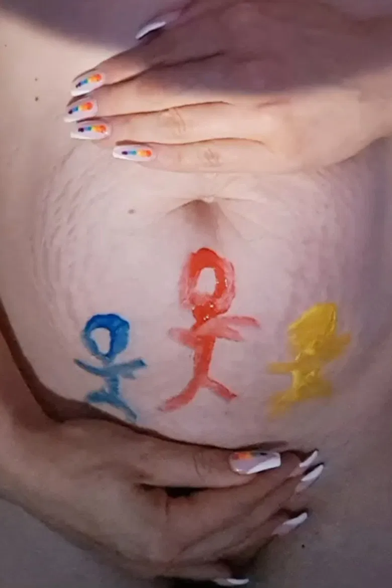 UITGEKLEED: Het moederschap ontleed poster background