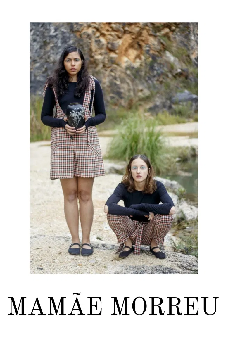 Mamãe Morreu poster background