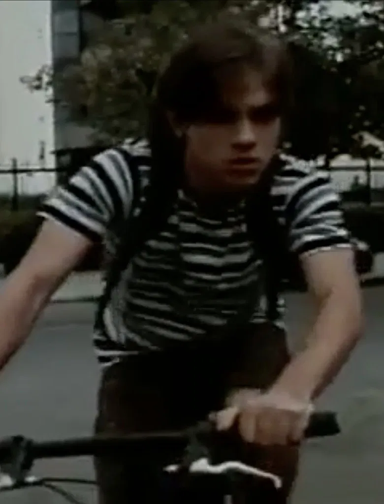 Antes Que Seja Tarde poster background