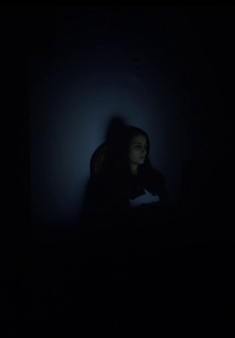 În care eroina se ascunde și apoi are parte de o întâlnire neașteptată poster background