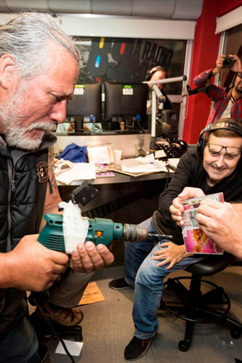 Valeu, Animais! - Os 25 Anos do Programa Mais Maldito da Rádio Brasileira poster background