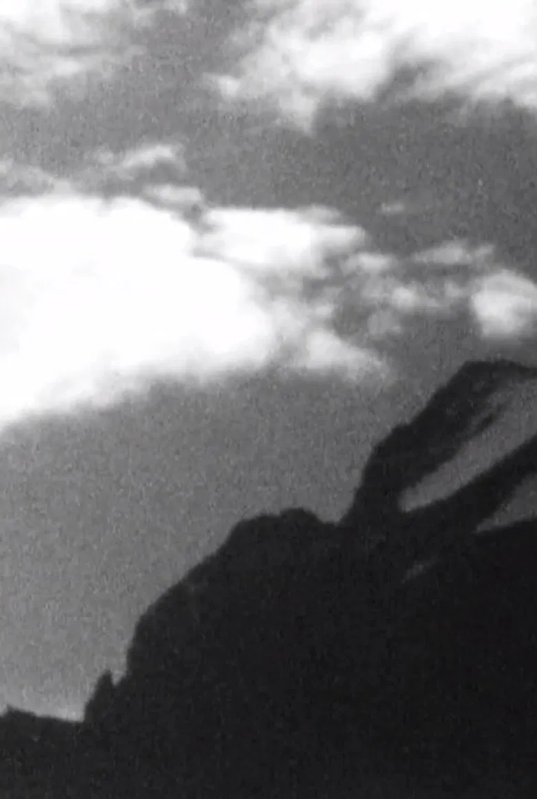 Des nuages aux fêlures de la terre poster background