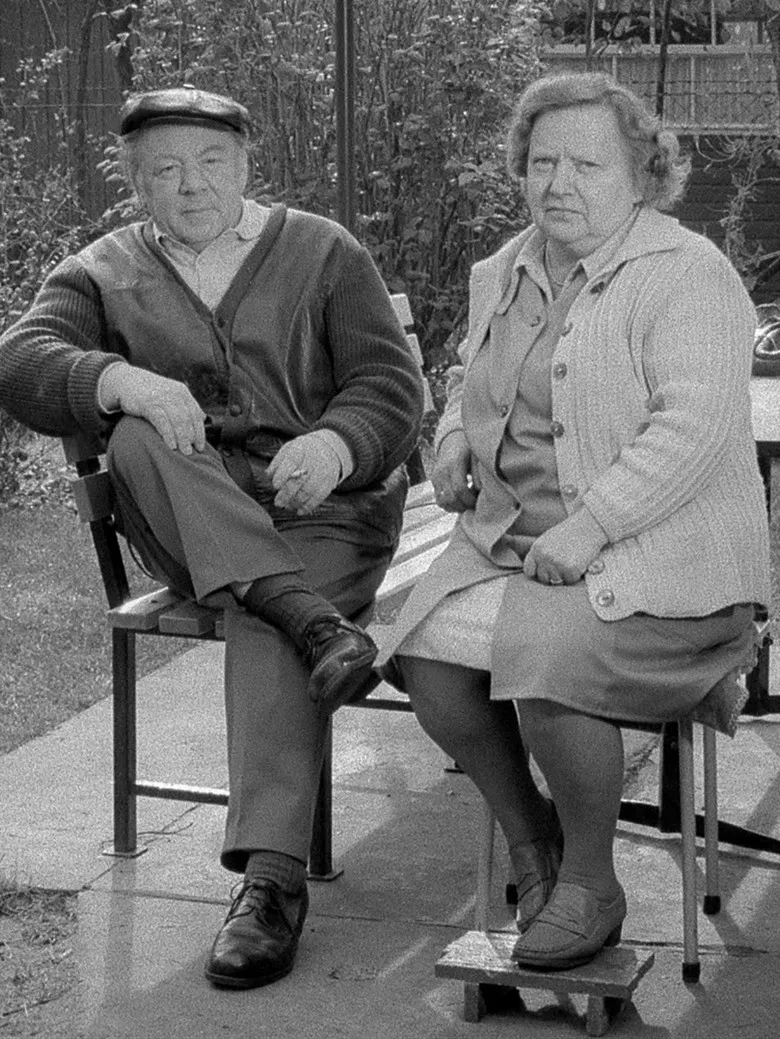 Trompete, Glocke, letzte Briefe poster background