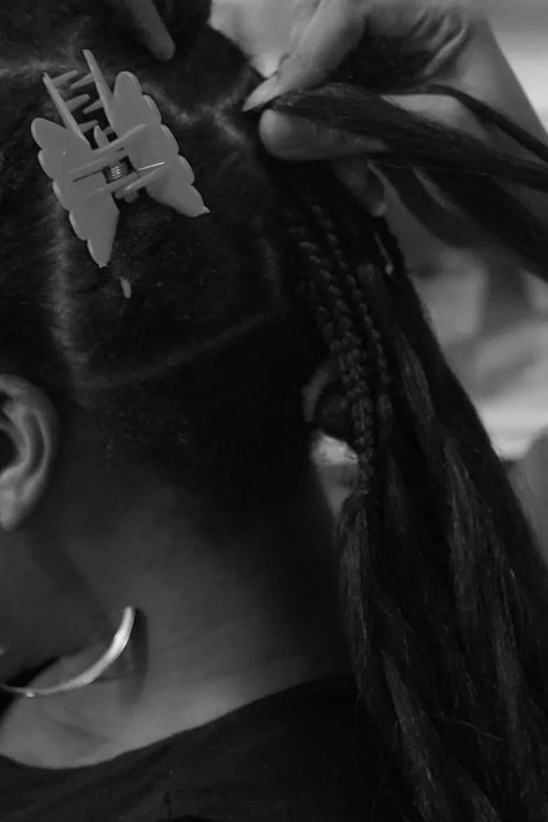 Mulheres em Movimento poster background