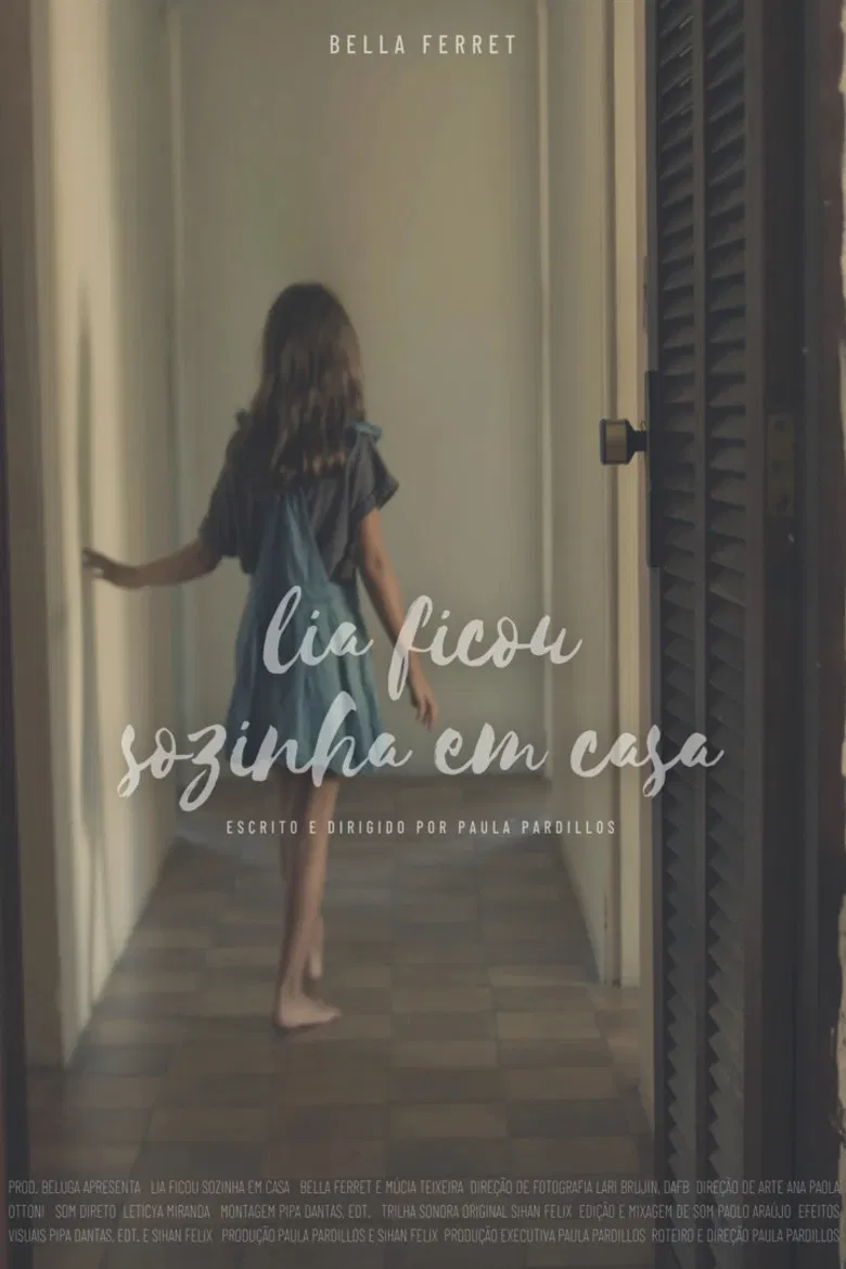 Lia Ficou Sozinha em Casa poster background